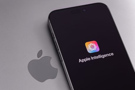 Apple Revamps AI Leadership Amid Siri Delays