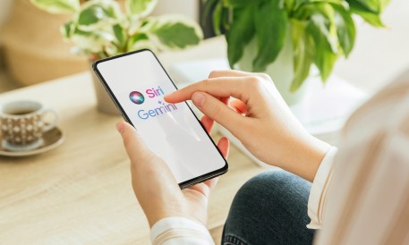 Apple to Turn Siri Into AI Chatbot Powered by Google’s Gemini