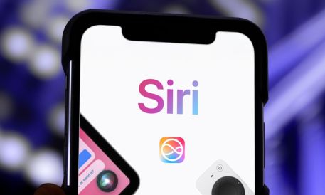 Apple Taps Brakes on Siri AI Overhaul