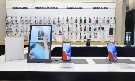 Samsung Looks for AI Allies to Compete With Apple